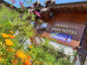 モエナにあるDebra Park Hotelの花の咲く建物の公園ホテルの看板