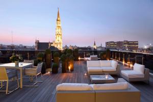 d'un toit-terrasse meublé offrant une vue sur la ville. dans l'établissement Warwick Brussels - Grand Place, à Bruxelles