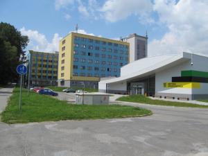 un edificio con un estacionamiento delante de él en Hotel M, en Jeseník