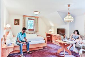 IMbery Hotel & Restaurant Hinterzarten tesisinde bir televizyon ve/veya eğlence merkezi