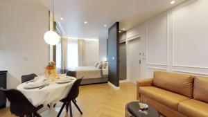 Illyria Luxury Studio Apartments tesisinde bir oturma alanı