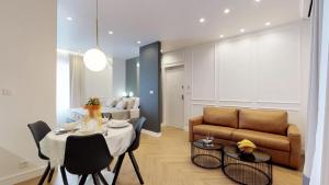 Illyria Luxury Studio Apartments tesisinde bir oturma alanı