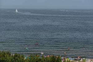 een groep mensen die in het water zwemmen bij Apartament Superior de Lux - Porta Mare in Dziwnówek