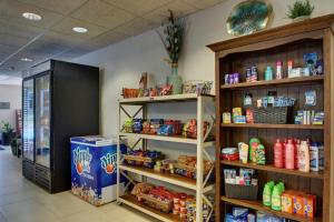 um corredor de mercearia com prateleiras de comida em Wingfield Inn & Suites em Owensboro