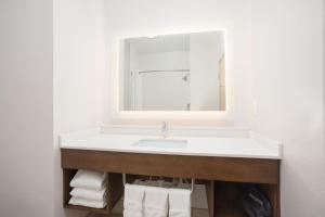 bagno con lavandino, specchio e asciugamani di Holiday Inn Express & Suites Amarillo, an IHG Hotel ad Amarillo