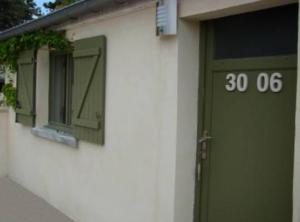 um edifício com uma porta verde e uma janela em LB et LB em Beaune