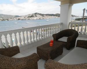 d'un balcon avec deux chaises et une vue sur l'océan. dans l'établissement Arcadia Suites & Spa, à Galatas