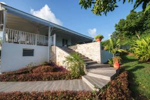 een huis met een trap daarheen bij Villa Rosette in Sainte-Anne