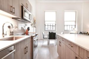 Dapur atau dapur kecil di Global Luxury Suites Downtown Boston