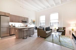 Dapur atau dapur kecil di Global Luxury Suites Downtown Boston