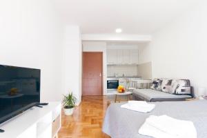 TV at/o entertainment center sa Tea Studio Apartments