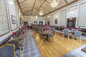 - un restaurant avec des tables et des chaises dans une salle dans l'établissement Salutation Hotel, à Perth