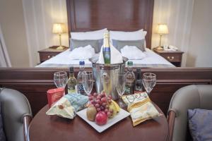 - une table avec des bouteilles et des verres à vin sur le lit dans l'établissement Salutation Hotel, à Perth