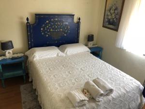 ein Schlafzimmer mit einem Bett mit Handtüchern darauf in der Unterkunft Residencia Maria Jose in Fátima