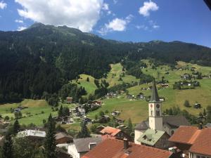 un piccolo villaggio con una chiesa e una montagna di Haus Ganeu a Gaschurn