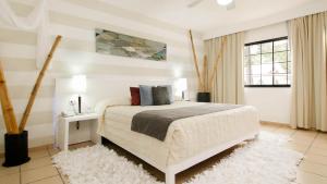 Tempat tidur dalam kamar di BlueBay Villas Doradas Adults Only-All Inclusive