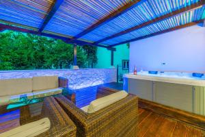 Gambar di galeri bagi Alena Luxury apartment with jacuzzi di Split