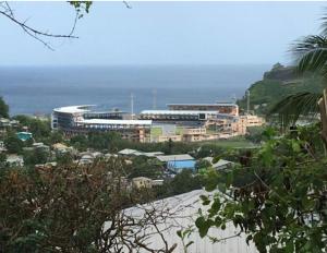 vista su una città con edifici e sull'oceano di Cosy Hut a Saint George's