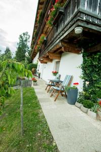 una veranda di una casa con panchina e balcone di Wegscheiderhof a Dobbiaco