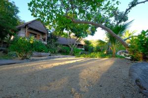 Puutarhaa majoituspaikan Coco Komba Lodge ulkopuolella