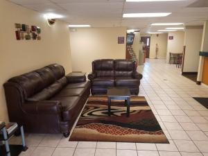 אזור ישיבה ב-Americas Best Value Inn Evansville East