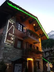 um edifício com um sinal na lateral em Hotel Dente Del Gigante em Courmayeur