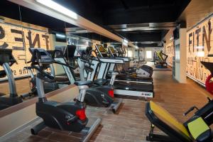 Het fitnesscentrum en/of fitnessfaciliteiten van Warwick Hotel Jeddah