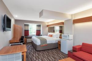 Televisi dan/atau pusat hiburan di Microtel Inn & Suites by Wyndham Springfield