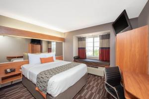 Tempat tidur dalam kamar di Microtel Inn & Suites by Wyndham Springfield