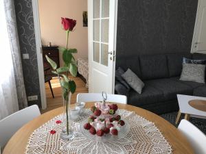 uma mesa de jantar com uma taça de fruta em Akord Apartment Centrum with FREE PARKING em Pärnu