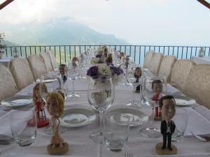 uma mesa com copos de vinho e bonecas em Hotel Parsifal - Antico Convento del 1288 em Ravello