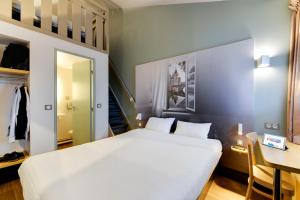 Cama ou camas em um quarto em B&B HOTEL Nantes Parc Expos La Beaujoire