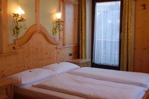 Un pat sau paturi într-o cameră la Hotel Loewenwirt