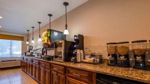 Een keuken of kitchenette bij Best Western Manassas