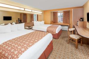 Katil atau katil-katil dalam bilik di Microtel by Wyndham South Bend Notre Dame University