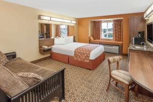 Katil atau katil-katil dalam bilik di Microtel by Wyndham South Bend Notre Dame University