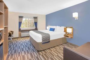 Tempat tidur dalam kamar di Microtel Inn & Suites by Wyndham Ocean City