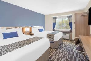 Tempat tidur dalam kamar di Microtel Inn & Suites by Wyndham Ocean City