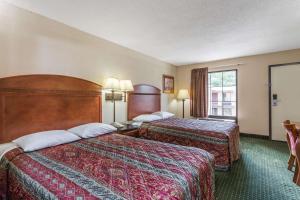 Cama ou camas em um quarto em Days Inn by Wyndham Camp Springs Andrews AFB