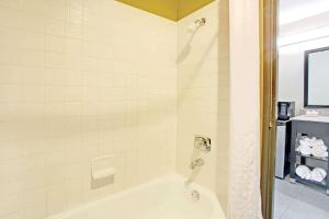 Kamar mandi di Super 8 by Wyndham Fort Collins