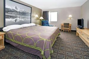 Tempat tidur dalam kamar di Super 8 by Wyndham Fort Collins