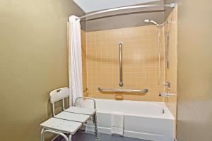 Kamar mandi di Super 8 by Wyndham Fort Collins