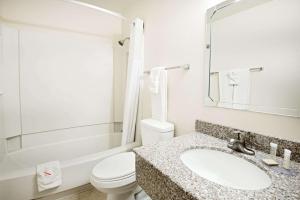 Un baño de Super 8 by Wyndham Las Cruces/White Sands Area