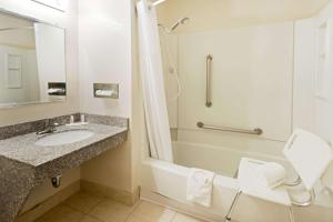 Un baño de Super 8 by Wyndham Las Cruces/White Sands Area