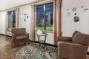 A seating area at Super 8 by Wyndham Tucumcari