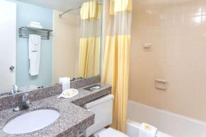 Bathroom sa Days Inn by Wyndham Portage