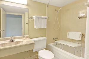 Un baño de Super 8 by Wyndham Indianapolis South