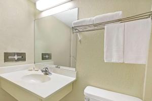 Un baño de Super 8 by Wyndham Indianapolis South