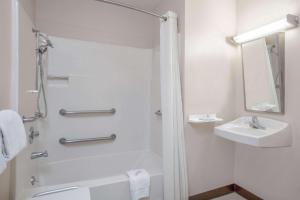 Un baño de Super 8 by Wyndham Carlisle North