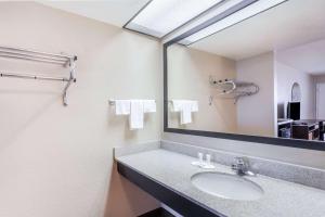 Super 8 by Wyndham Pigeon Forge-Emert St tesisinde bir banyo